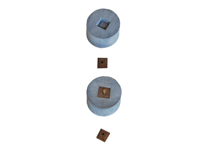 Model of wooden empolia and a pin connecting two column drums